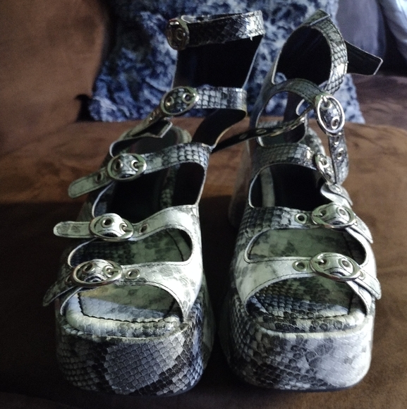 LIKE NEW Snake Print Platform Sandals - Picture 4 of 13